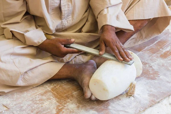 Procesamiento a mano artesanos de piedra árabe de Egipto —  Fotos de Stock