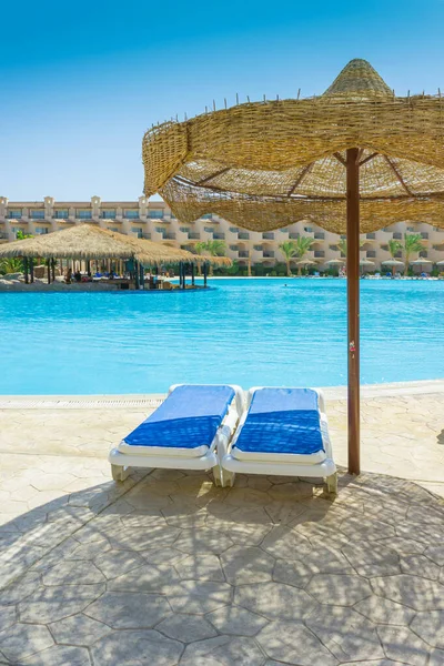 La piscina, sombrillas y el Mar Rojo en Egipto — Foto de Stock