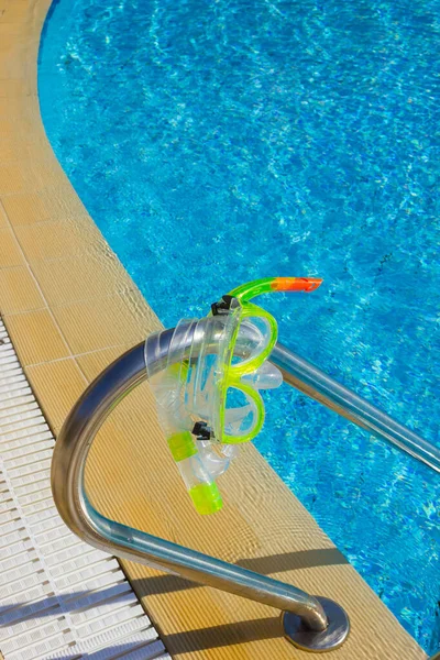 Máscara e snorkel para mergulho perto da piscina — Fotografia de Stock