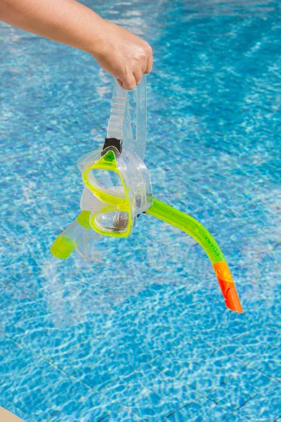 Mascarilla y snorkel para buceo cerca de la piscina — Foto de Stock