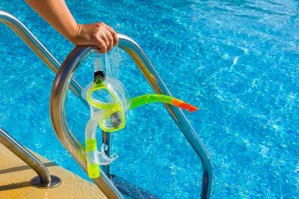 Máscara e snorkel para mergulho perto da piscina — Fotografia de Stock