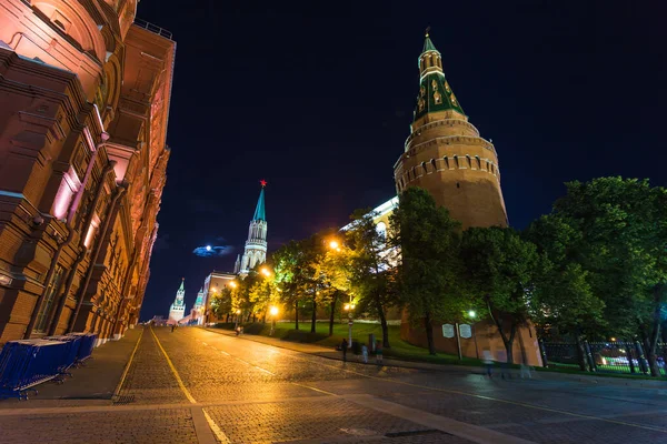 モスクワのクレムリンの近くの夜景 — ストック写真