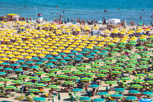 Duża grupa parasole na plaży w rimini — Zdjęcie stockowe