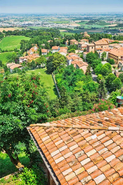 Agrarlandschaft mit altem Dorf in der Toskana — Stockfoto