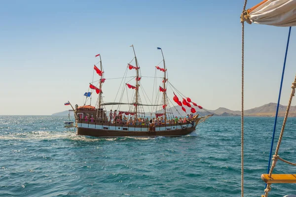 Vieux bateau naviguant dans la mer — Photo