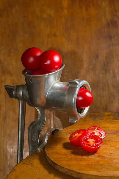 Grinding tomatoes