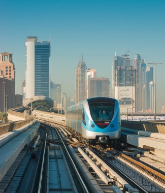 Dubai, BAE - 18 Kasım, Dubai Metro. 18 numaralı metro vagonundan şehir manzarası. 2012 yılı. Dubai Metro, 18 Kasım 2012 'de dünyanın en uzun tam otomatik metro ağı (75 km) olarak Dubai, BAE.