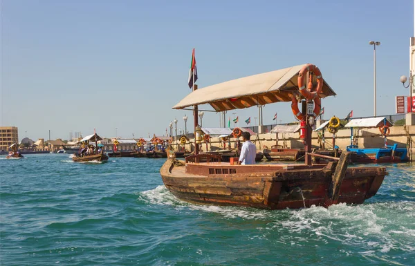 ドバイ アラブ首長国連邦 ドバイ アラブ首長国連邦 2012 日の湾の入江のボート — ストック写真
