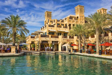 DUBAI, BAE - 15 Kasım: Souk Madinat Jumeirah.Madinat Jumeirah iki otel ve 29 geleneksel Arap evi kümesini kapsar. 15 Kasım 2012, Dubai