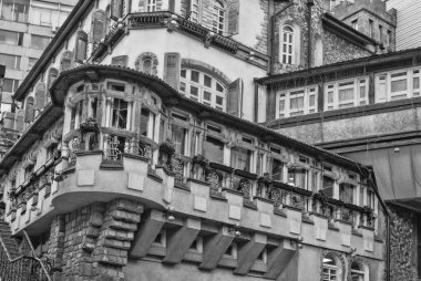 Süslü yüzlü eski bir bina.