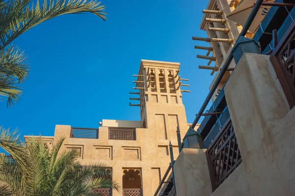 ドバイ アラブ首長国連邦 11月15日 ソーク マディナット ジュメイラの眺めマディナット ジュメイラには 2つのホテルと29の伝統的なアラブの家のクラスターが含まれています 2012年11月15日ドバイ — ストック写真