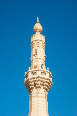 Dubai'de bir caminin minaresi