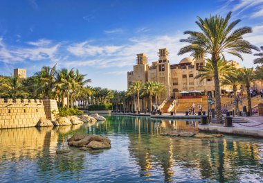 DUBAI, BAE - 15 Kasım: Souk Madinat Jumeirah.Madinat Jumeirah iki otel ve 29 geleneksel Arap evi kümesini kapsar. 15 Kasım 2012, Dubai