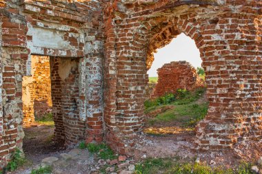 harap olmuş eski tuğla kilise