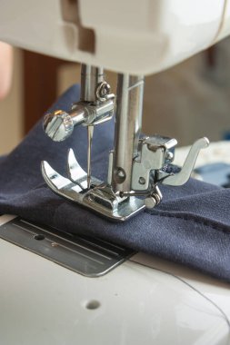Dikiş makinesi ve giysi ögesi