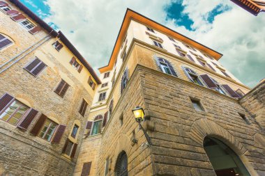 Floransa. 23 Haziran 2014 'te. Floransa, Toskana, İtalya 'nın tarihi merkezindeki eski ortaçağ evleri ve sokak manzarası. Floransa Avrupa 'nın popüler bir turizm beldesidir..