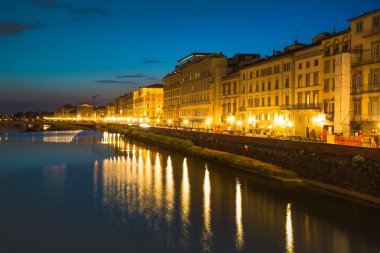 FLORENCE, İtalya - 23 Haziran 2014: Floransa 'daki nehrin gece manzarası