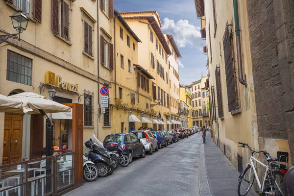 フィレンツェだ 2014年6月23日 フィレンツェ トスカーナ イタリアの歴史的な中心部にある通りと古い中世の家の眺め フィレンツェはヨーロッパの人気のある観光地です — ストック写真