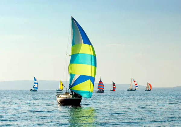 Die Yacht Nimmt Wettbewerben Segeln Auf Dem Meer Teil — Stockfoto