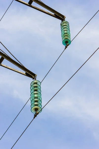 Alandaki Yüksek Voltaj Kabloları Güç Iletim Hatları — Stok fotoğraf
