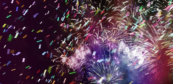Fuochi d'artificio multicolore e nastri ticker — Foto Stock