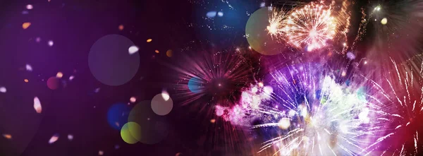 Fényes, csillogó többszínű tűzijáték panoráma — Stock Fotó