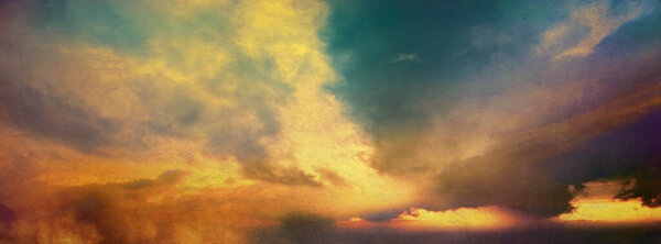 Драматическое небо заката с тонированными, цветными облаками в летний сезон. Баннер, фон, драма, Сумерки, Винтаж, тонировка
.