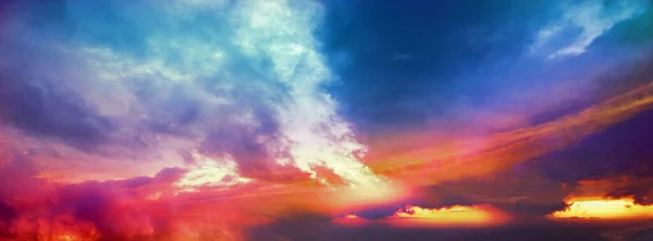 Dramatische Avondrood Met Getint Gekleurde Wolken Het Zomerseizoen Banner Achtergrond — Stockfoto