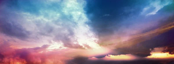 Cielo Dramático Atardecer Con Nubes Teñidas Colores Temporada Verano Banner — Foto de Stock