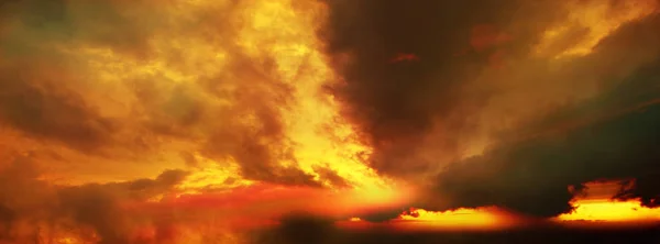 Ciel Couchant Dramatique Avec Des Nuages Teintés Colorés Saison Estivale — Photo