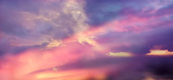 Cielo Dramático Atardecer Con Nubes Teñidas Colores Temporada Verano Banner — Foto de Stock