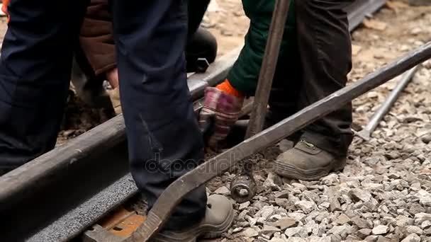 Trabalhadores ferroviários trilho de parafuso — Vídeo de Stock