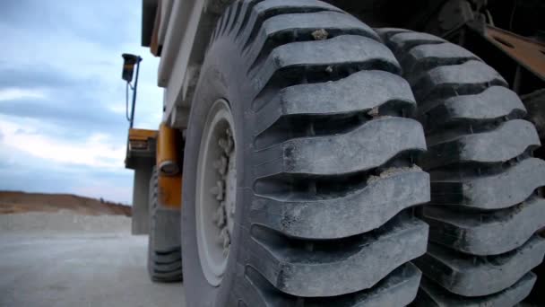 Těžké důlní Off road sklápěč v otevřené jámy dolu — Stock video