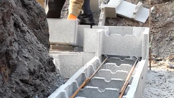 Nieuwe technologie van bouw base, de eerste fase van een vrijstaande woning — Stockvideo