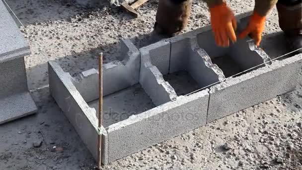 Nueva tecnología de base de construcción, la etapa inicial de una casa unifamiliar — Vídeo de stock