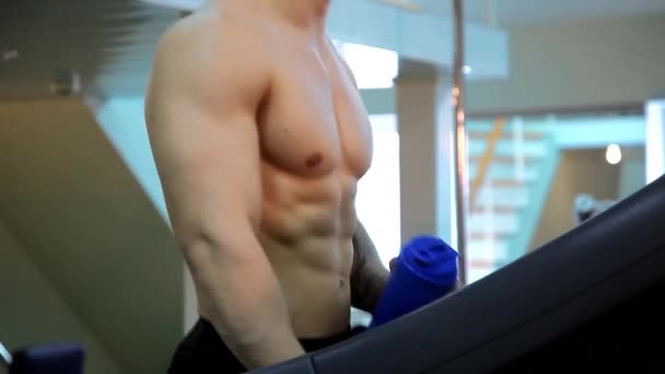 Joven atlético hombre ejecutar ejercicios musculares — Vídeo de stock