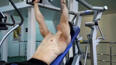 Genç atletik erkek yürütmek kas egzersizleri 