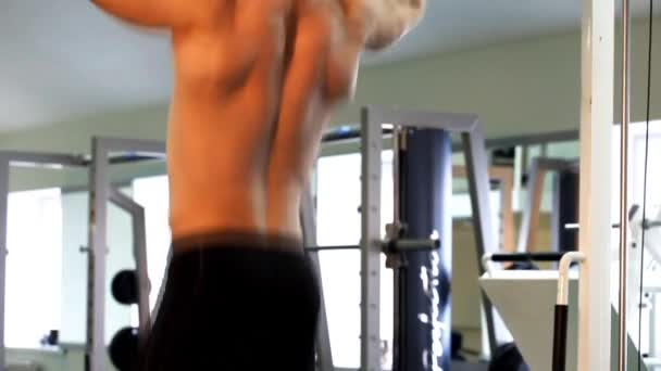 Jeune homme athlétique exécuter des exercices musculaires — Video