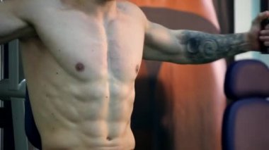 Genç atletik erkek yürütmek kas egzersizleri 