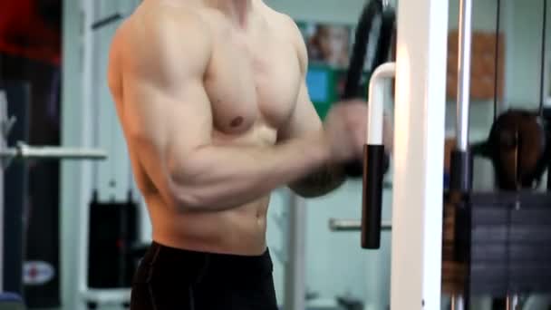 Mladý atletický muž provést svalové cvičení — Stock video