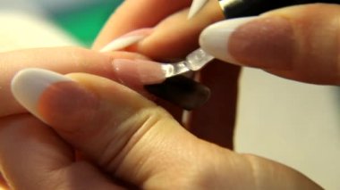 Stüdyo güzellik. Eller erkek manikür yakın çekim çivi. 