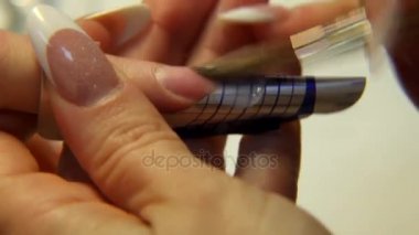 Stüdyo güzellik. Eller erkek manikür yakın çekim çivi. 