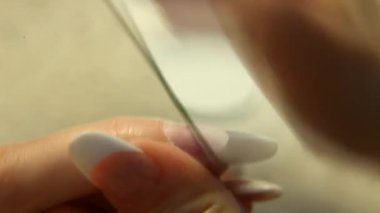 Stüdyo güzellik. Eller erkek manikür yakın çekim çivi. 