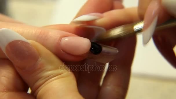 Studio beauty.Female руки ногтей маникюр близко . — стоковое видео
