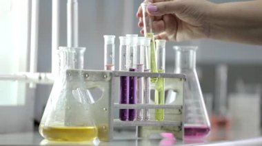 Laboratuvar şişeler ve tıbbi laboratuvar ölçme kupa.
