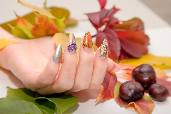Manicure - Foto de tratamento de beleza de unhas de mulher bem cuidada. Bela arte de unhas femininas  . — Fotografia de Stock