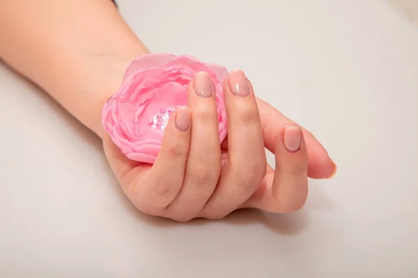 Manikyr - skönhet behandling foto av trevlig välklippta kvinna naglarna. Mycket fin feminin nagelkonst . Royaltyfria Stockbilder