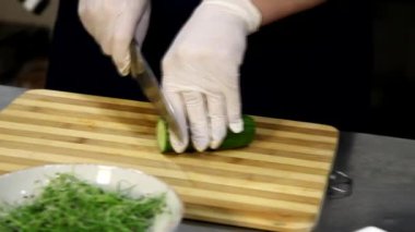 Yemek, çalışma ve lokanta mutfağı, iş yerindeki adam aşçı olarak gıda hazırlama profesyonel şef.