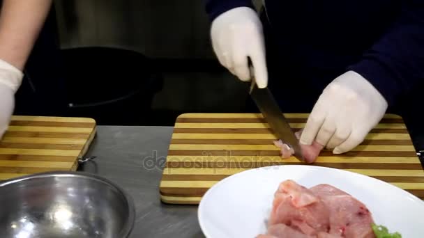 Chef Profesional Cocinero Trabajando Preparando Comida Cocina Del Restaurante Hombre — Vídeo de stock