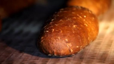 Somun ekmek fırını üretim hattında üzerinde. Ekmek unlu gıda fabrika üretim taze ürünler ile.